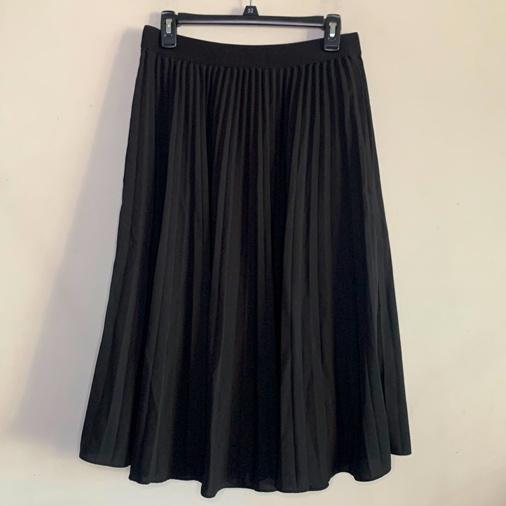 Pleated Stretch-Waist Black Skirt